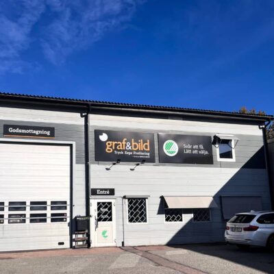 Fasadskylt med extern belysning