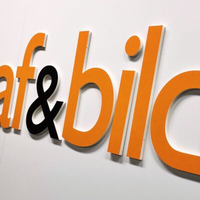 Konturskurna skyltar